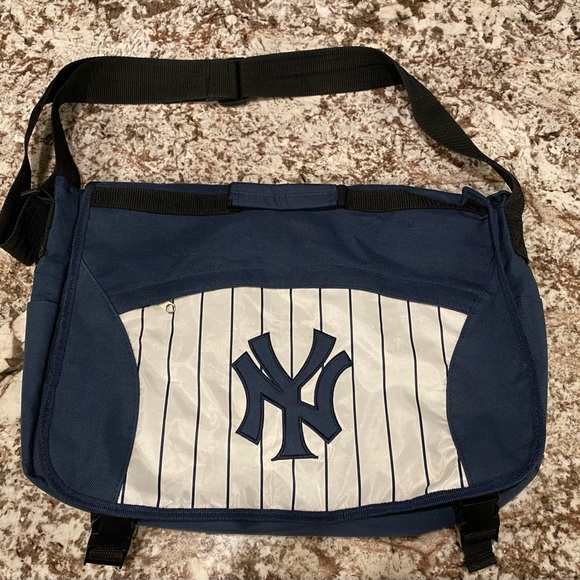 New York Yankees Backpack - Picture 2 of 4